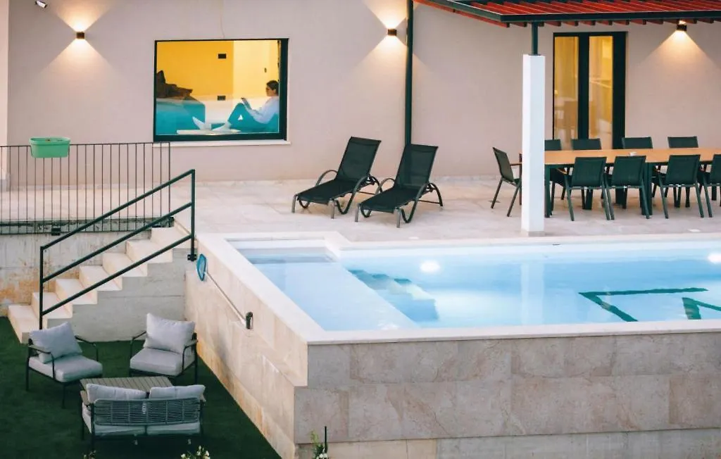 Beautiful Casa Vitale With Pool In Tinjan Vila